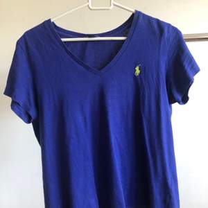 En blå märkes t-shirt som varit använd vid ett par få tillfällen, bra skick inga hål eller liknande.