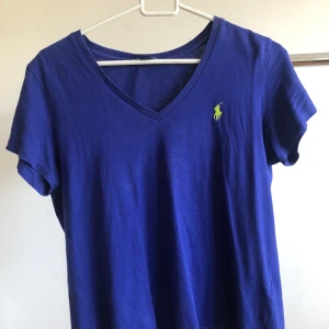 Ralph Lauren t-shirt  - En blå märkes t-shirt som varit använd vid ett par få tillfällen, bra skick inga hål eller liknande.