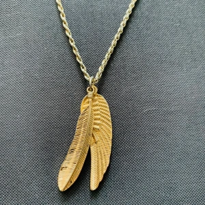 Halsband - Halsband med fjädrar som motiv! Lång kedja 🪐🪐 40kr inkl frakt 