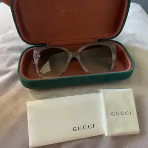 Helt oanvända solglasögon från Gucci! Inga repor eller skavanker, fodral samt kvitto tillkommer. Ny pris för solglasögonen är cirka 2500kr, mitt pris: 1700kr. Pris går att diskutera vid snabb affär. Möts upp i Stockholms-området men de kan även postas mot