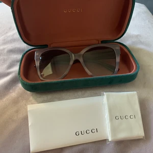 Äkta Gucci solglasögon  - Helt oanvända solglasögon från Gucci! Inga repor eller skavanker, fodral samt kvitto tillkommer. Ny pris för solglasögonen är cirka 2500kr, mitt pris: 1700kr. Pris går att diskutera vid snabb affär. Möts upp i Stockholms-området men de kan även postas mot