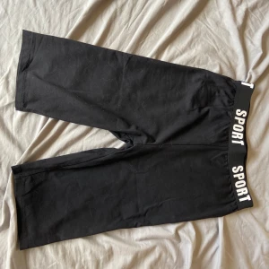 טייץ ‏מ-SHEIN ‎מידהxs ‎עם ‏כיתוב - לא ‏נלבש ‏מעולם ‏מידהxs ‎