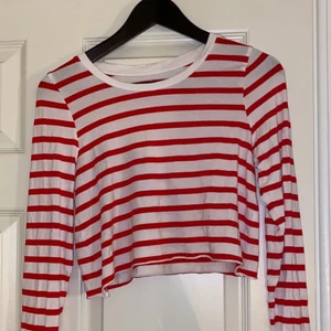 Röd och vit randig tröja - Röd och vit randig tröja ifrån Cubus, har klippt av den sjölv i midjan.