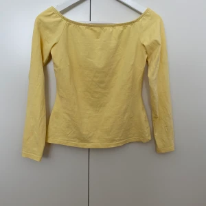 Gul offshoulder top  - Fin gul offshoulder top, använd 1 gång så fint skick. Frakt på 63kr tillkommer   