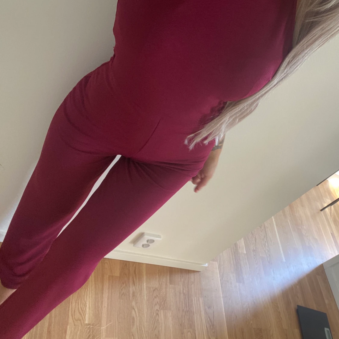 Vinröd Jumpsuit från Nelly stl S - 90