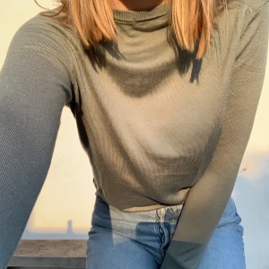 En grön stickad långarmad tröja - En grön stickad långarmad tröja med ett stretchiga och skönt material. Den är ganska tunn och perfekt för sommarkvällar🥰