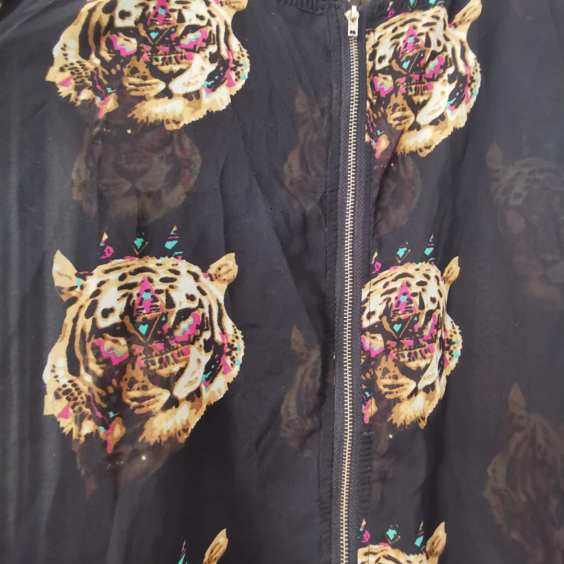 Tunn blus/jacka i polyester. Svart/mönst - 91