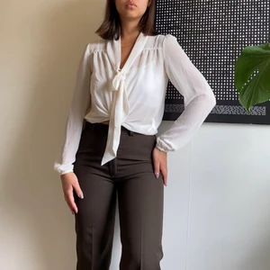 Blus - Vit transparant blus med knytning framtill