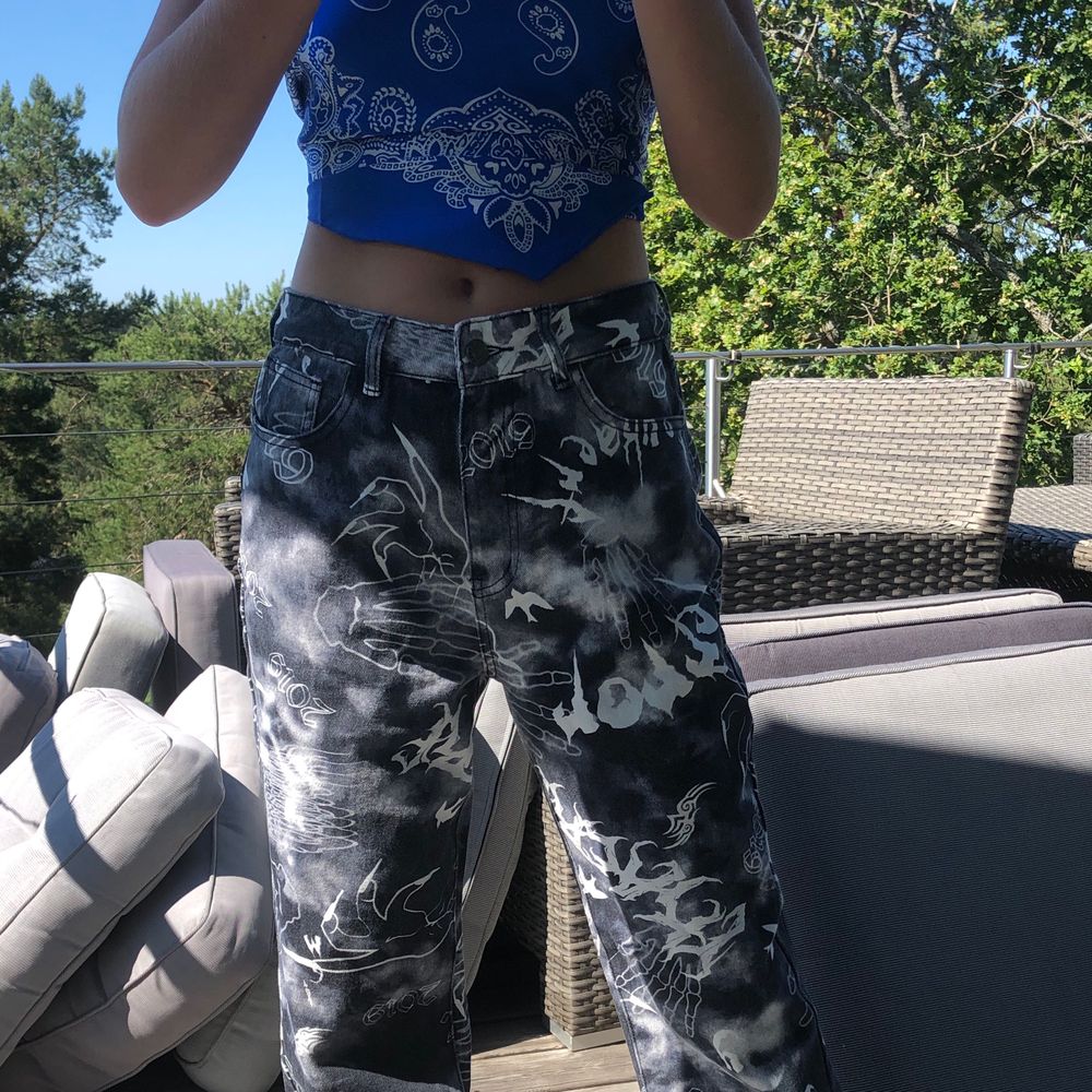 Säljer dessa slutsålda jeans från shein, då jag beställde hem fel par, dem är i storlek M men skulle säga att dem passar väldigt många storlekar beroende på hur man vill att dem ska sitta, 25-30 kanske😁💕 lättare att sälja än att lämna tillbaka, lägg bud💕💕. Jeans & Byxor.