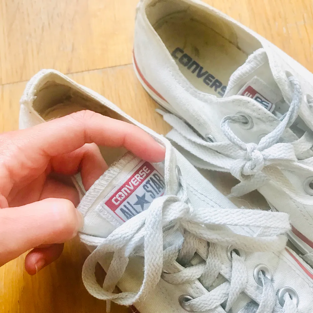 Måttligt använda converse i bra skick! Fina klassiker som passar till det mesta. . Skor.