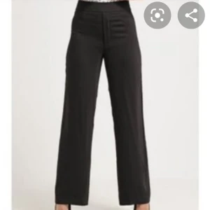 Populära kostymbyxor  - Svarta tunna kostymbyxor från Bikbok (straight leg) . Superfina och asbra längd men dock lite för tajta på mig:(. Stl S och använda fåtal gånger. (Jag är 170 cm) pris:150kr inklusive frakt.