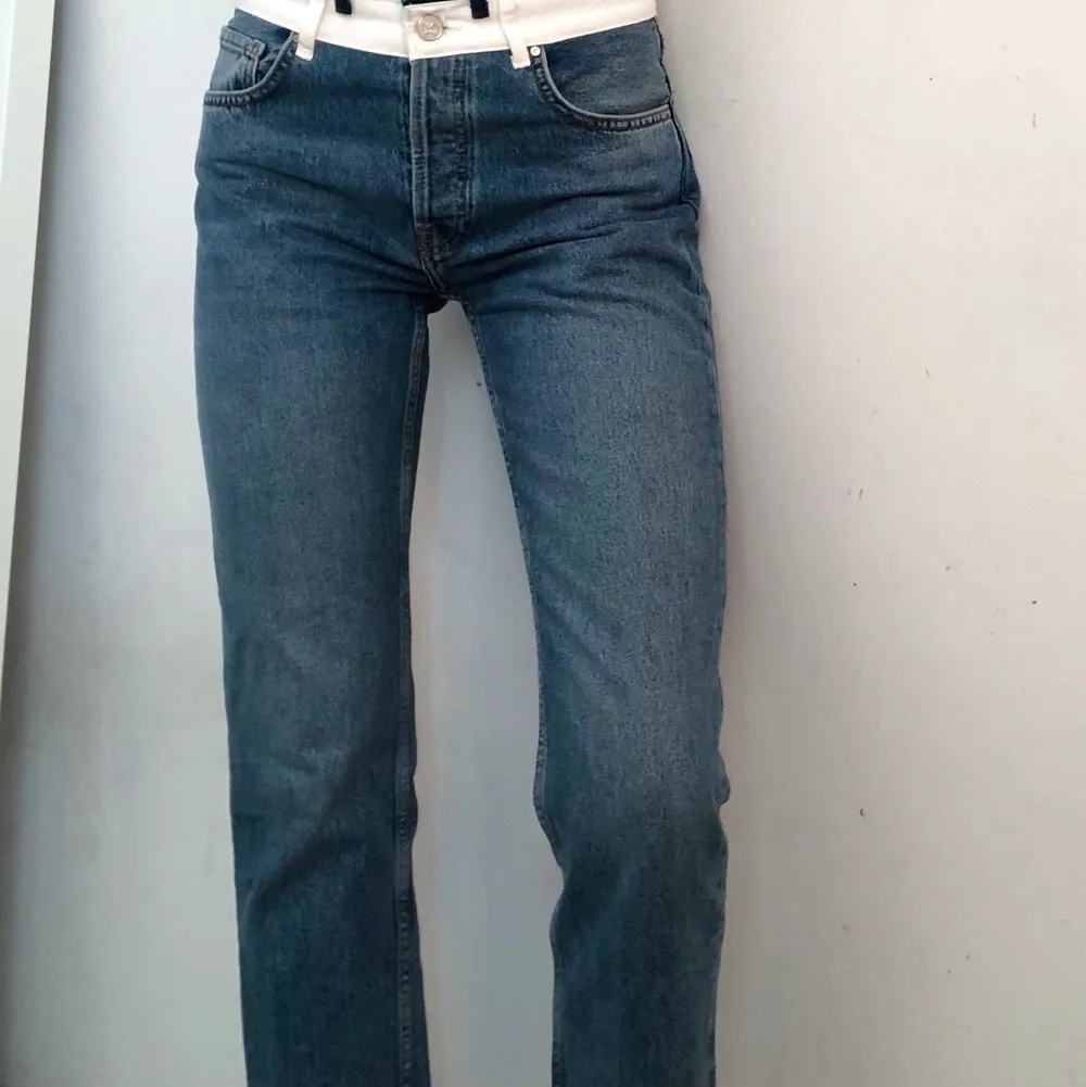 Jeans från bikbok med cool detalj högst upp, knappt använda. Storlek S och lite korta på mig som är 176cm. Köparen står för frakten :). Jeans & Byxor.