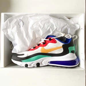 Nike airmax 270 react - Oanvända i storlek 42, säljer åt min käre pojkvän som beställt men glömt lämna tillbaka! Snittpris på dessa är 190 USD. 