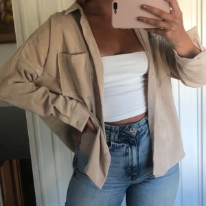 Skjorta i manchester!  - Säljer denna fina skjorta i manchestertyg💐 knappt använd och lika snygg knäppt och som overshirt💞 köparen står för frakt!