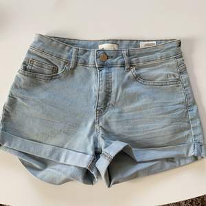 Fina jeansshorts från H&M. Endast använda 1 gång. Storlek 34