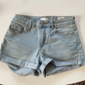 H&M shorts  - Fina jeansshorts från H&M. Endast använda 1 gång. Storlek 34