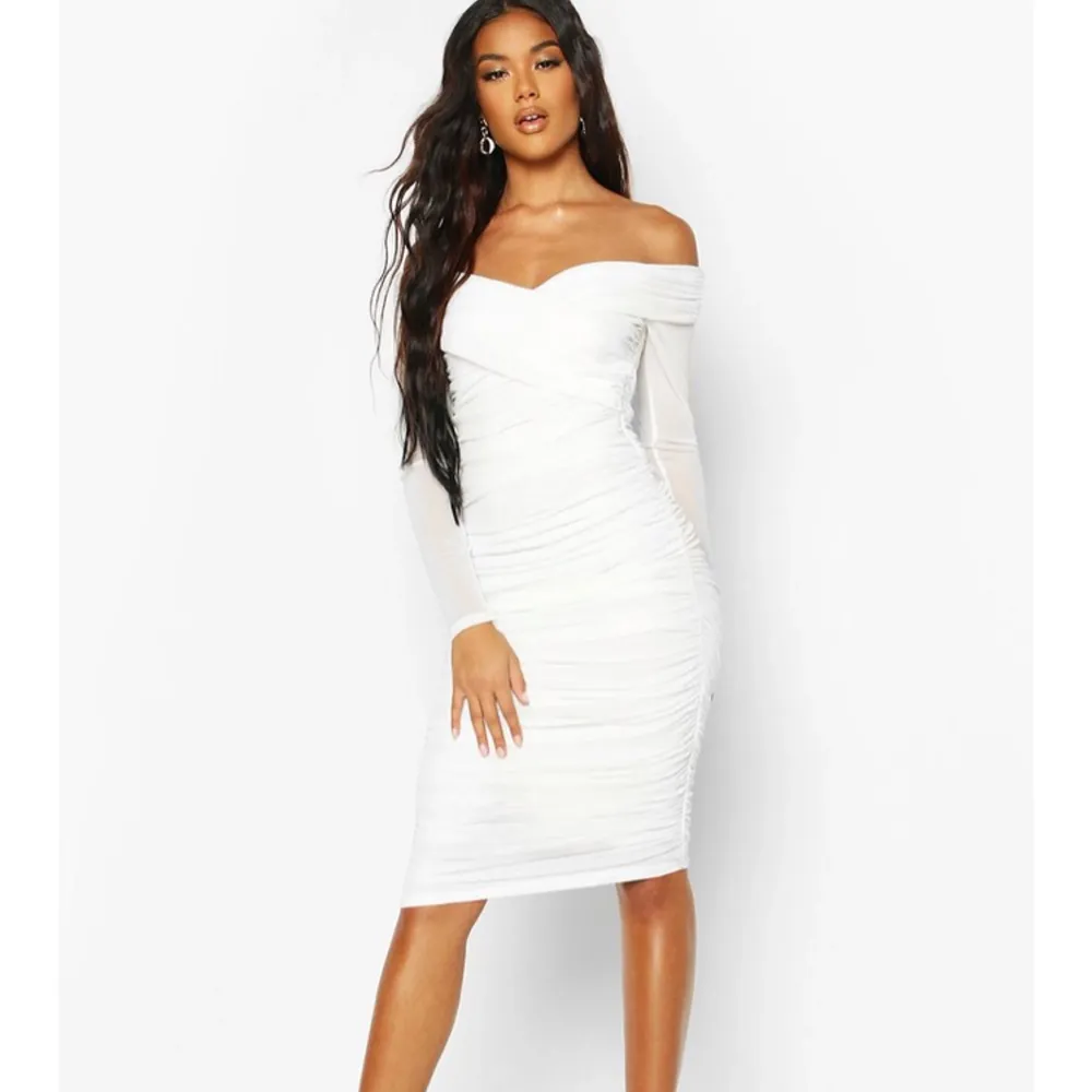 Säljer nu min vita klänning som jag köpte på booho pågrund av att den inte passar mig. Aldrig använd prislapp finns kvar. Köpte den för 450kr men priset kan diskuteras. Jag kan skicka bilder hur den sitter på om intresset finns. Klänningar.