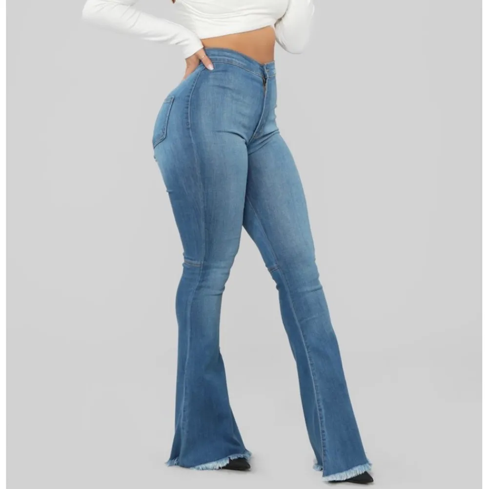 Flare blue wash jeans från Fashionnova! Helt ny med lapp på! Storlek 1 motsvarar XS/S. Stretchig material och framhäver kurvor. . Jeans & Byxor.