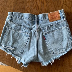  levi's shorts 501 - Ett par as snygga levi's shorts 501. Bara andvända en gång. Tänkte prova dom nu till sommaren men tyvär insåg jag att dom var för små kring rumpan därav inga bilder på. Nypris köpte jag dom för 600kr
