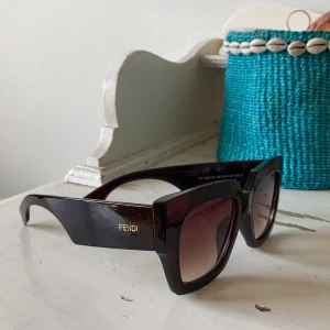 Fendi solglasögon  - Säljes dessa sjukt snygga Fendi solglasögon, knappt använda. 