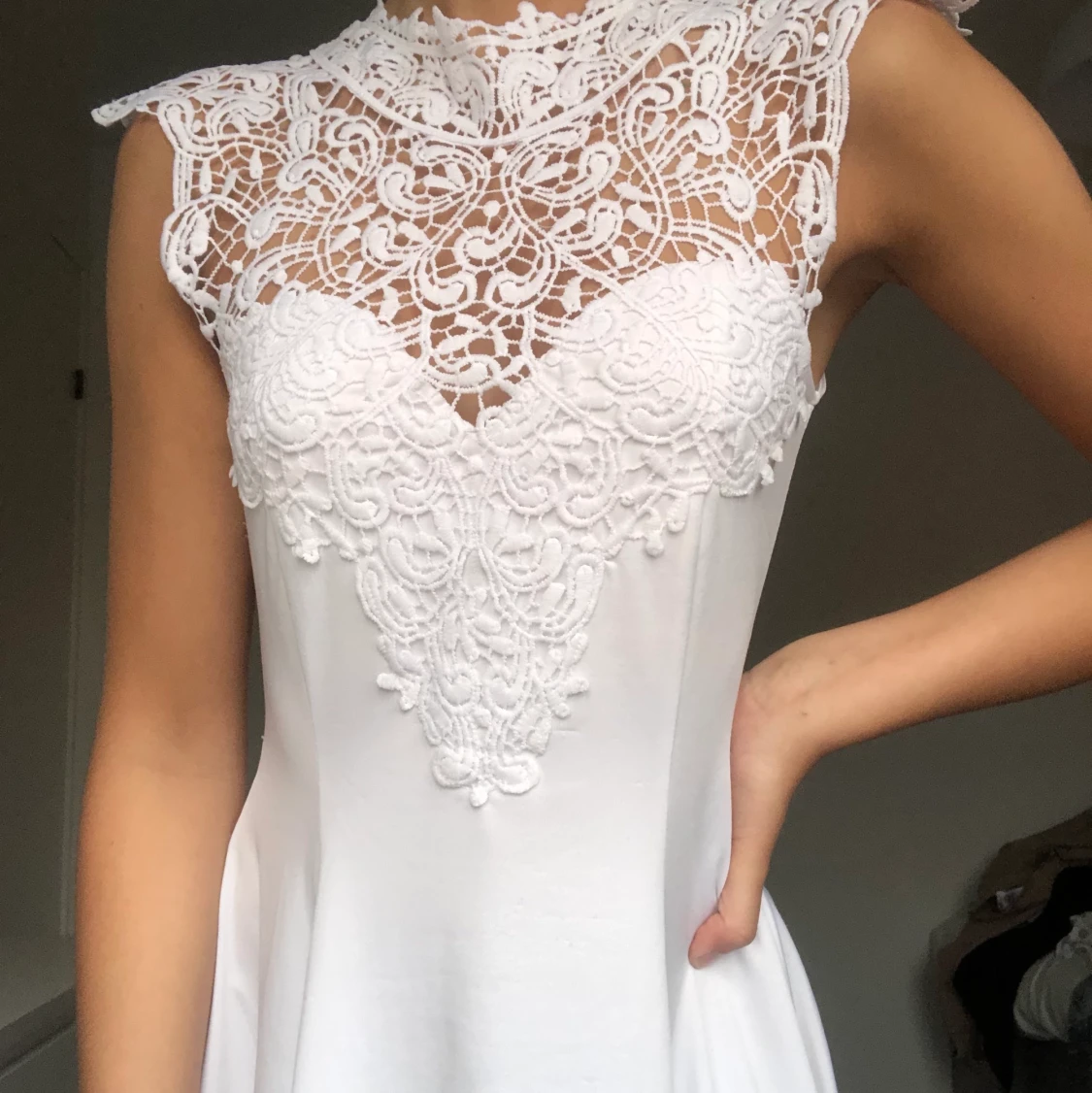 Klänning med spetsdetaljer