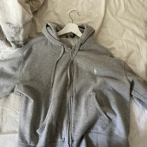 Pola Ralph lauren - Polo Ralph lauren hoodie med dragkedja den är i fint skick vilket man ser på bilderna! Använd fåtal gånger! Storlek L/XL, kan mötas upp i Eskilstuna och annars skickas den och köparen står för fraktkostnaden 🌺