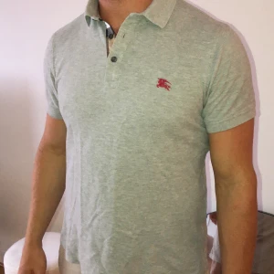 BURBERRY - Piké i fint skick . Nypris : 2700kr | mitt pris : 1000. Fraktkostnad tillkommer 