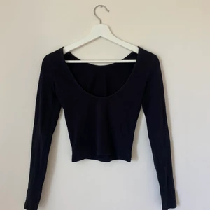 Topp - Långärmad kort topp med djup urringning på ryggen. Kan mötas i Örebro, annars står köparen för frakten🌸