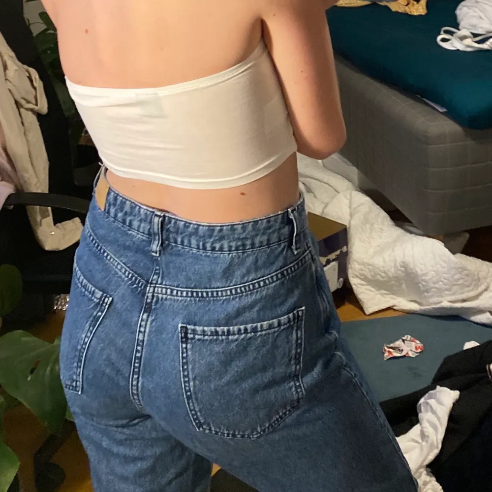 Mom jeans från Gina Tricot i strl 38. Använda fåtal gånger, fin kvalitet. Lite på gränsen till korta på mig som är 170☺️. Jeans & Byxor.