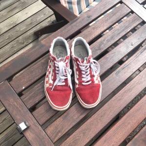 Vans - Coola vans som inte kommer till användning. Inte rengjorda på bilden vilken givetvis görs vid köp! Så tänk bort lite smuts osv vid sulorna<3 cond: 6/10 