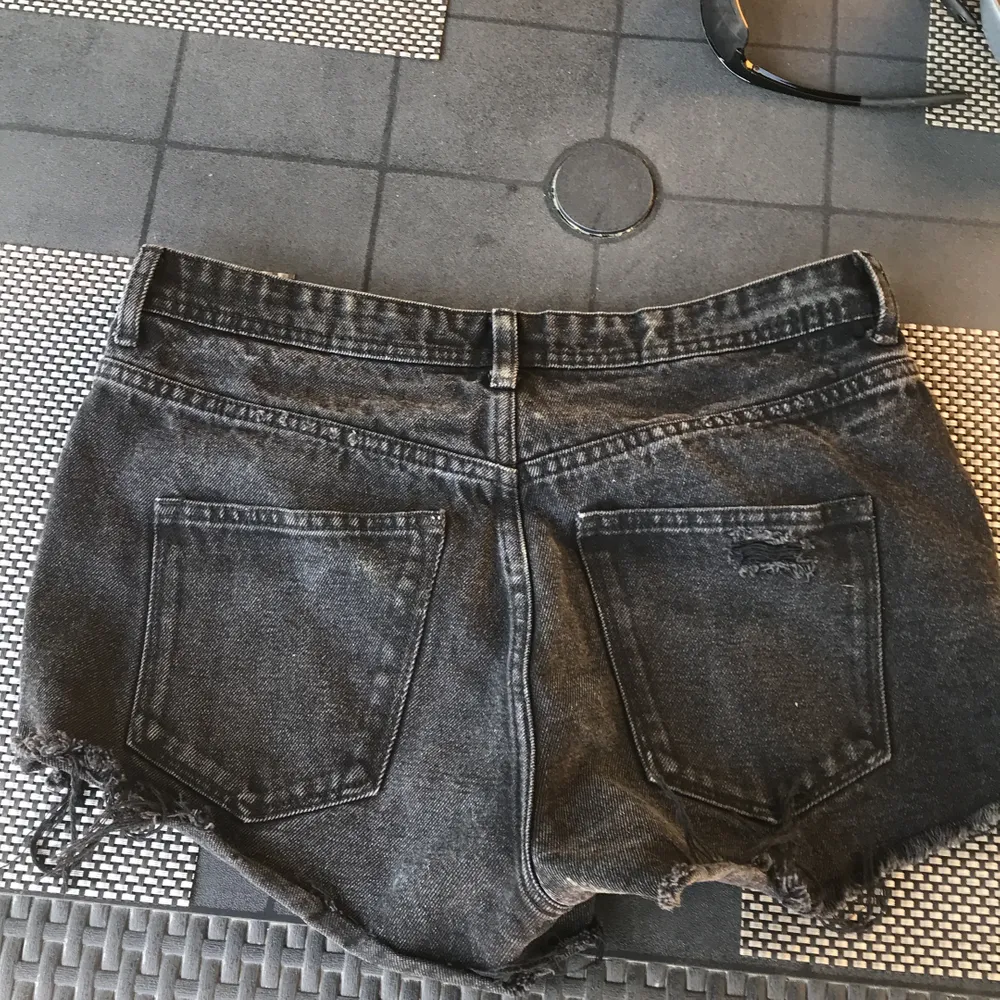 Köpte dessa shorts av en tjej på denna sida, dom passade inte mig, har vanligtvis XS-S och dom är var mer som en M. Hör av dig om du vill byta mot något annat du har, det funkar också bra. Köparen betalar för frakten . Shorts.