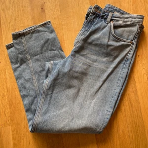 Jeans från Monki modell Taiki - Hej. Säljer dessa jeans i storlek 30 vidare pga felköp, de är från monki och modellen heter Taiki. Så snygga och otroligt sköna! Aldrig använda. Fraktkostnad kan diskuteras. 😊