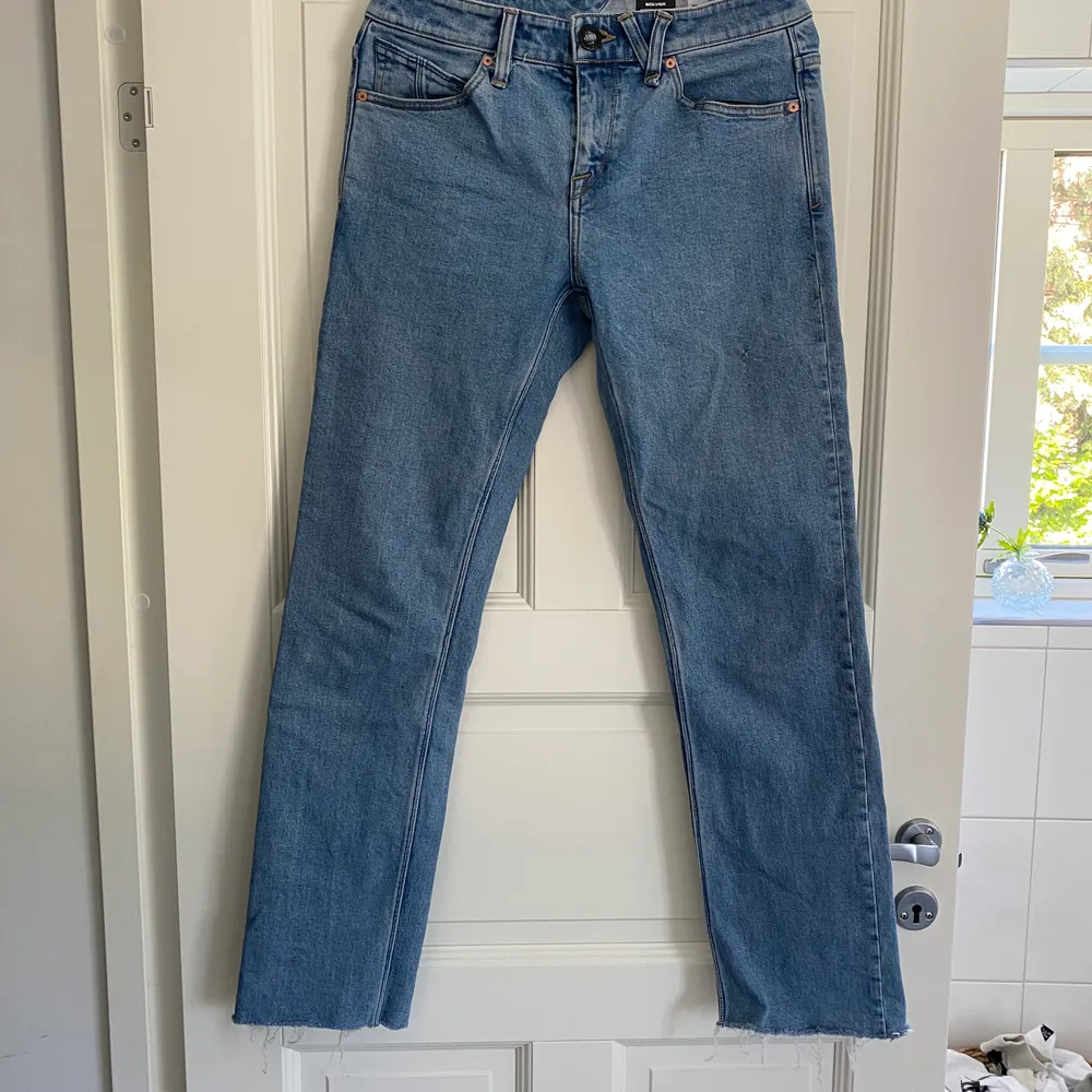 Snygg Volcom jeans i bra skick som är klippta nere vid byxorna +kontakta för fler frågor:). Jeans & Byxor.