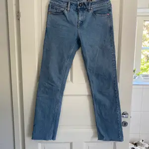 Snygg Volcom jeans i bra skick som är klippta nere vid byxorna +kontakta för fler frågor:)