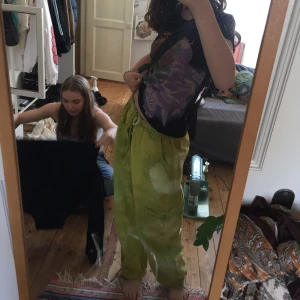 Sommar byxor 🐢 - Hej, dessa byxorna är riktiga sommar byxor dem har ett Line matrial!! Riktigt svalt och härligt för sommaren! De är inte min still så väljer att därför sälja dem! 🐢