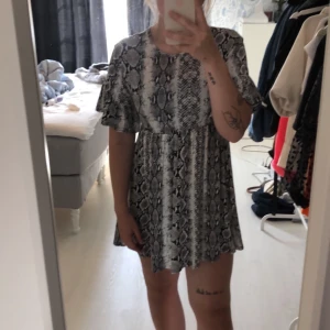 Klänning  - Klänning som aldrig är använd! Köparen står för frakten.