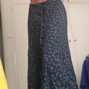 Blommig Kjol - säljer denna sommarpärlan 🌷 lång kjol men massa gröna rosor på, vintage känsla. står storlek 40 på men passar mig som har storlek 36 - lågmidjade! frakten ingår 🚚🚚🚚 (sista bilden: inga veck utan bara skrynklig)