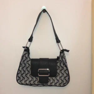 Handväska - Handväska, 70kr + frakt :) aldrig använd 