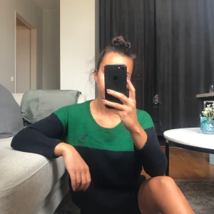 Abercrombie & Fitch tröja💚 - Märke: Abercrombie & Fitch  Modell: Tröja med lite kortare armar  Färg: Grön/Svart Storlek: S Skick: Bra skick, inga defekter 