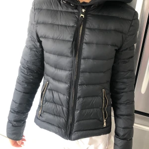 dunjacka - Tunn svart dunjacka från Zara, passar bra till våren eller vid en kyligare sommardag! Jättefin passform med dess sömmar osv. Använd fåtal gånger och därför inga hål eller liknande💖