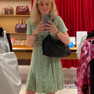 Donner Cayenne Dress - Hej! Köpte denna klänning för 2 veckor sen, använde en gång och sen så satt jag på mig den för nån dag sen och så va den för liten över bysten. Felfritt skick :) hör av er! Ord. pris 700