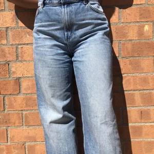 Jeans från Monki - Yoko - Strl 32 men passar även för större storlek då de har töjts ut med tiden. I övrigt bra skick och original färg. Priset inkluderar frakt.