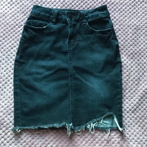 Jeanskjol - Mörkblå jeanskjol som endast är använd 1 gång, har både fickor bak och fram😊 