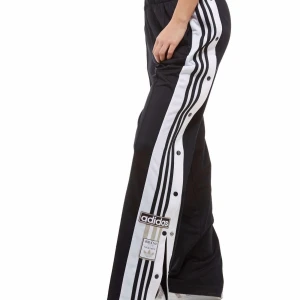 Adidas popper pants strl 34 - Ascoola popperpants från junkyard, lite slitna längst ner på benen, kan skicka bild privat på det eftersom man bara kan ha tre bilder i annonsen, eller om ni har andra frågor  😛  bra skick och har inte använt dom på ett tag💕
