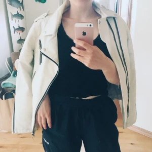 Vit skinnjacka  - Vit skinnjacka I 34. Oanvänd. 100 + frakt (66kr). Samfraktar självklart om du köper mer! 