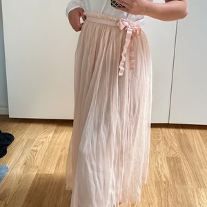 Ajlajk kjol - Rosa jättesöt kjol i tyll från ajlajk, passar XS-M (jag har XS/S på kläder) då det är resår i midjan. Jättefint skick då den är sparsamt använd. Köptes för 899. Frakt tillkommer på 66kr🌸