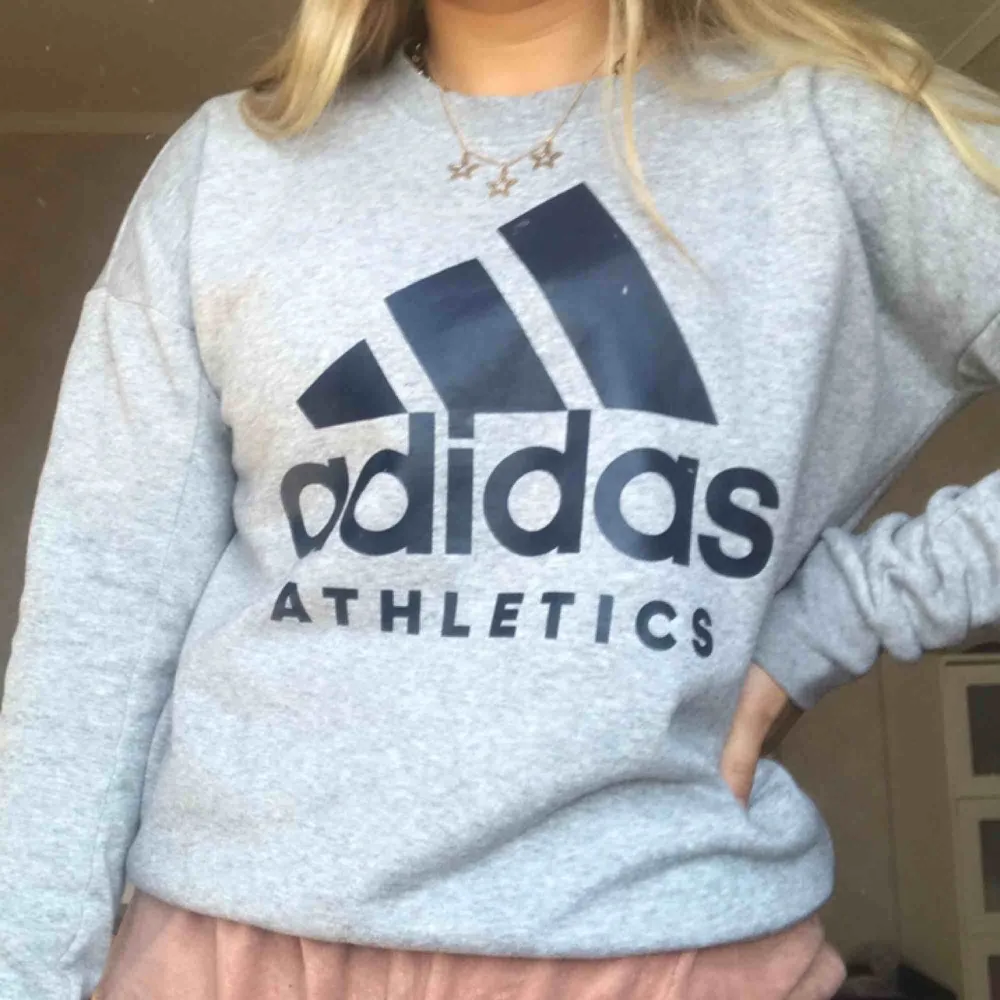 Superskön sweatshirt från Adidas 🖤 Jättebra skick och väldigt bra material. Passar XS-M🥰 Skickas mot fraktkostnad. Tröjor & Koftor.