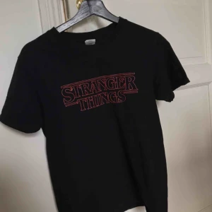  - Snygg stranger things t-shirt i bomullstyg✨✨säljer då jag tröttnat på den och inte känner att den kommer till användning. Frakt tillkommer på 20kr
