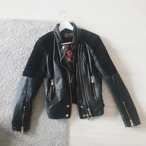 JOFAMA Roxy 1 Jacket 00 Black - En Jofama Roxy 1 skinnjacka i storlek 36. Väldigt sparsamt använd och i bra skick! Säljes på grund av att jag har för många skinnjackor och behöver rensa. 