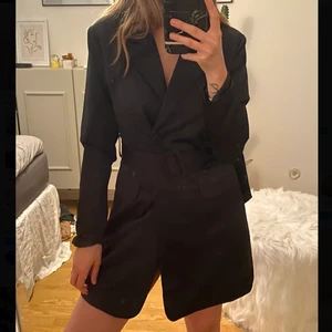 Kavajklänning i satin - Storlek 36. Skulle säga att det passar en XS/S. Jag är 163 cm och den sitter väldigt fint på mig. Frakt tillkommer på 49kr om den ska fraktas! 